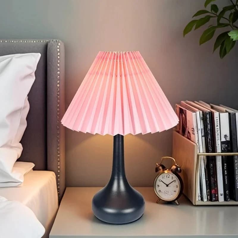 Lampada da Tavolo in Ferro Battuto Stile Nordico con Paralume Plissé