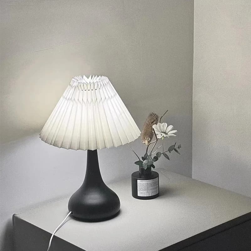 Lampada da Tavolo in Ferro Battuto Stile Nordico con Paralume Plissé